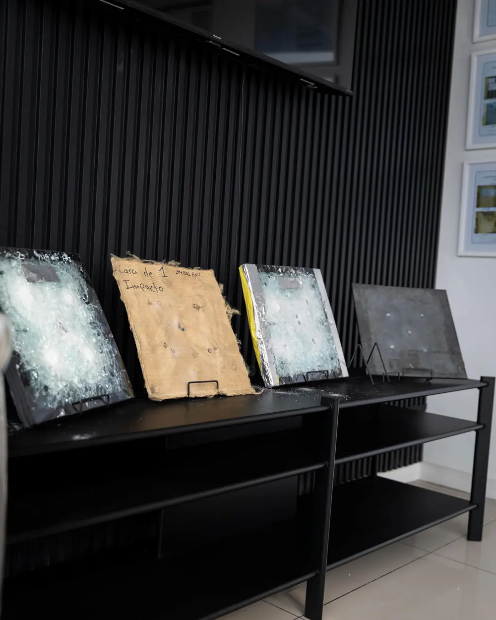 Muestras de vidrio blindado y paneles balísticos con impactos reales exhibidas en la planta Blindamax
